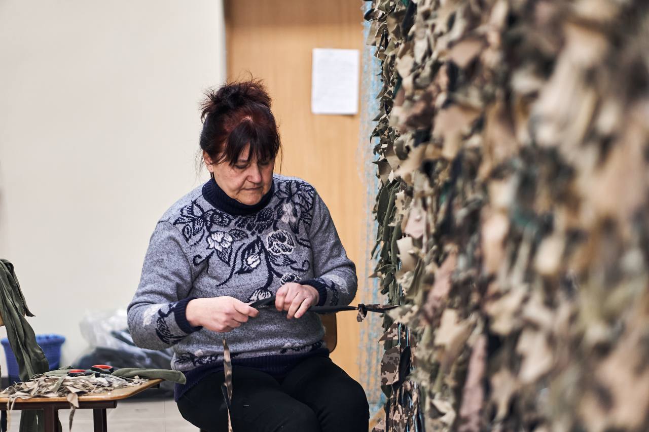 У волонтерському центрі ТНПУ плетуть маскувальні сітки. Фото Жанни Деркач